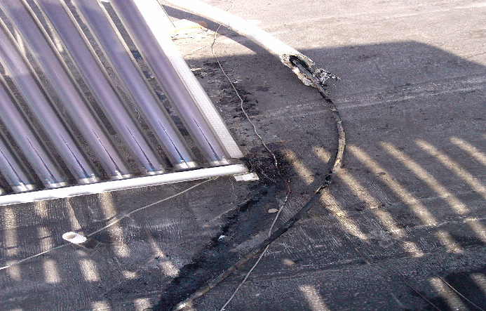 劣質(zhì)太陽能電熱帶起火圖