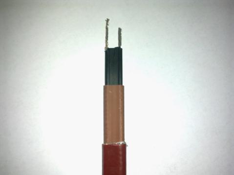 將伴熱帶的外護(hù)套及屏蔽層剝離，剝出母線